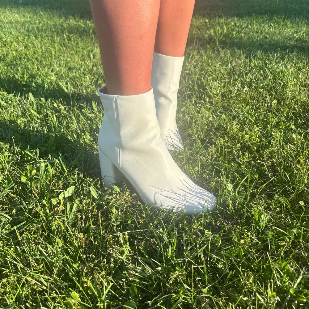 White Heeled Boots Sleek Minimalist Design